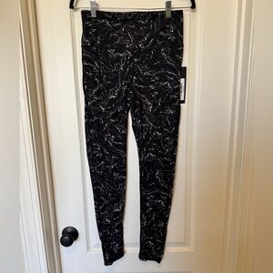 Mono b Black and White swirl Patterned Leggings. NWT SIZE MEDIUM